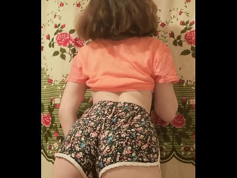 ❤️ Nwa ọhụrụ sexy na-eyipụ uwe mkpirisi ya na igwefoto na anyi ☑
